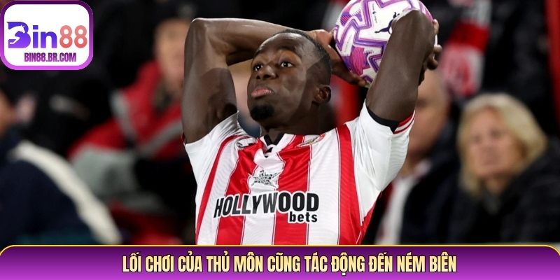 Lối chơi của thủ môn và chất lượng sân cỏ cũng tác động đến ném biên Lối chơi của thủ môn và chất lượng sân cỏ cũng tác động đến ném biên